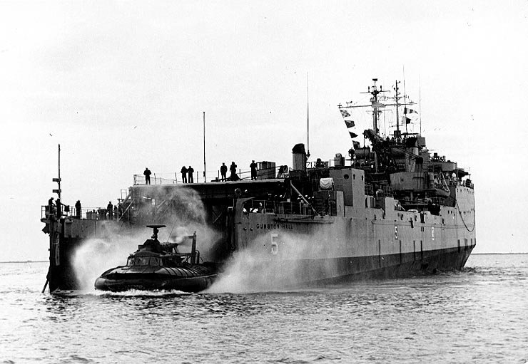 USS GUNSTON HALL MAKING A LAUNCH